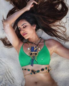 Sonnalli Seygall Instagram - My resting beach face😌🧜‍♀️

Jewellery: @anaqajewels 

#serene #beach #maldives #traveldiaries #calm #goodvibes #maldivesisland #throwback #travelwithsonnalli