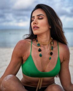 Sonnalli Seygall Instagram - My resting beach face😌🧜‍♀️

Jewellery: @anaqajewels 

#serene #beach #maldives #traveldiaries #calm #goodvibes #maldivesisland #throwback #travelwithsonnalli