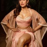 Sonnalli Seygall Instagram - Hopelessly, tirelessly vain 🥹💫 Dressed in @mandirawirkhq Photographed by @samir_samuel_david #worldofartists #fashiongoals #desifashion