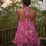 Sonnalli Seygall Instagram - Hope you having a fun Sunday! I know I am! Head to my stories to see what I’m upto 👀 💕 ——————————————————————— When my favourites come together, they create magic! ⭐️ Dress: @mandirawirkhq Bag: @vipulshahbags Photographer: @samir_samuel_david ———————————————————————