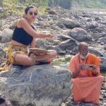 Sonnalli Seygall Instagram - Unfiltered & Unedited photo dump from a picnic day! Thank you @yogavidyaschool for making this happen and arigato gozaimasu @saka_yoga for capturing these beautiful moments 🙏❤️ #outdoor #picnic #incredibleindia #naturelover #rishikesh Rishikesh ऋषिकेश