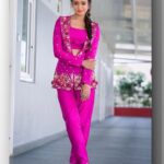 Sowmya Rao Nadig Instagram - You don’t make a difference by being like someone else.. #sowmyasharada #sowmyarao Costume @divya_varun_official Photography @ravi_cross_clickx #jabardasth #etvtelugu #positivequotes #positivevibes