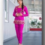 Sowmya Rao Nadig Instagram - You don’t make a difference by being like someone else.. #sowmyasharada #sowmyarao Costume @divya_varun_official Photography @ravi_cross_clickx #jabardasth #etvtelugu #positivequotes #positivevibes