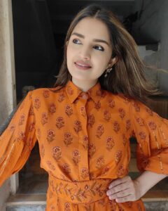 Tara Alisha Berry Instagram - 🧡 @prakritijaipur 🧡 

Wearing @prakritijaipur 's Vamika Embroidered Shirt from their Chaashni Collection with Orange Pleated Pants. 

📸 @usmmusicofficial

@iyer.aarti 

#prakritijaipur #handblockprint