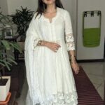 Tara Alisha Berry Instagram - The Loom Love ! @theloom.in #theloom #indianwear #white @iyer.aarti