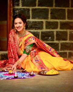 Tejashree Pradhan Instagram - 🌸🌼🌹🌺🏵️🌻💮

दिवाळीच्या खूप खूप शुभेच्छा

#HappyLife

In frame:  #TejashriPradhan

Organiser -: @deepli7321 

Makeup-: @ashwini_makeup_studio_

Photographer @nehal_jagatap_photography

Blouse-: @savis_s_creations_

Jewellery-: @nilima_jewellery

Saree- @vastrakala_paithani_