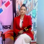 Tia Bajpai Instagram - Reading @dainikbhaskar_ while giving interview at their office.