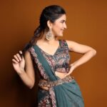 Vaidehi Parashurami Instagram - Eternally grateful for diverse opportunities as an artist! @zeemarathiofficial @sanhitacreations_official Outfit by @amrinkhanofficial Jewellery by @shillpapuriidesignerjewellery Styled by @sayali_vidya Assisted by @stylebypriyankaa Hair by @nilampatel12 Make-up by @vinayak_makeup Managed by @prernaasuryawanshi Assisted by @poojatayde Captured by @shruu_t #zeemarathi #fubaifu #anchor #newexperience