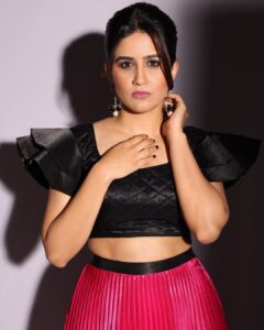 Vaidehi Parashurami Instagram - टेन्शनला करताय ना छू!
पाहात राहा फू बाई फू!
@zeemarathiofficial वर

Outfit by @rickagauba 
Jewellery by @belsisjewelry 
Styled by @sayali_vidya 
Assisted by @stylebypriyankaa 
Hair by @nilampatel12 
Make-up by @vinayak_makeup 
Managed by @prernaasuryawanshi 
Assisted by @poojatayde 
Shot by @shruu_t 
Personal assistant @misaw_holic 

#fubaifu #anchor
#zeemarathi