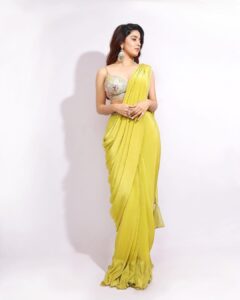 Vaidehi Parashurami Instagram - Saree love! 💛💚💛

For Zee Marathi Awards, 2022

Saree by @kalkifashion 
Jewellery by @azotiique 
Styled by @sayali_vidya 
Hair by @truptihairstylist 
Make-up by @vinayak_makeup 
Captured by @shruu_t