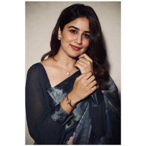 Vaidehi Parashurami Instagram - 🖤🤍🖤

#navratrispecial #happynavratri 
#festiveseason #coloursoflife
#grey