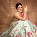 Vaidehi Parashurami Instagram - Firsts are always special!!! ✨ Outfit by @warpnweftbysagrikarai Jewellery by @justjeweleryindia Heels by @stoffastyle Styled by @sayali_vidya Assisted by @wranshaaayyy @prekshagosrani Hair by @truptihairstylist Make-up by @vinayak_makeup Shot by @shruu_t Managed by @prernaasuryawanshi Personal assistant @mr.asalm_khan_46 #pravahpicturepuraskar2022