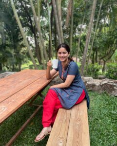 Vaidehi Parashurami Instagram - Happy Sunday! 🌞 

📸 @parashurami.s 

#sundaymood☀️ #sundayvibes 
#coffeelover #coffeeforever 
#amidstnature #nofilter 
#wellrested #nomakeup 
#bareskin #baresoul