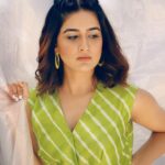 Vaidehi Parashurami Instagram - अर्ज़ किया है… माझ्या फोटो च्या मागे आता वापरायला लागलोय आम्ही plastic, कारण जग्गु आणि Juliet चं प्रोमोशन करताना झालोय आम्ही ecstatic! #iamapoet Trailer बघितला का? Link in bio Outfit by @houseofara_official Jewels by @shayagrams Styled by @sayali_vidya Assisted by @stylebypriyankaa Hair by @nilampatel12 Make-up by @vinayak_makeup Captured by @shruu_t Managed by @prernaasuryawanshi Assisted by @poojatayde Personal assistant @mr.asalm_khan_46