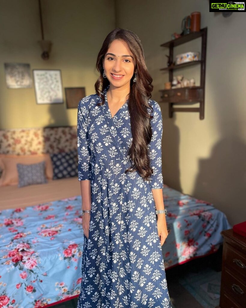 Vidhi Pandya Instagram - Loving the new feels. 🥰🤍☀️🌈🌻🧿 Ps- please let me know in the comment section ki promo kaisa laga?☺️ #promoshoot #saumya #MoseChhalkiyejaaye #Mckj #beuniquelyyou #love