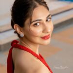 Vidhi Pandya Instagram - Look at me through my eyes - rumi ♥️ - happy new year.. may we’ve a blissful and peaceful year’s ahead. Photographer @artographybysagar Assistant @tinkugraphy_official HMUA @nikksmua Stylist @rimadidthat Assistant Stylist @tanyamishrra Outfit @label_kalon Jewellery @rubanaccessories Celebrity publicist- @soapboxprelations @niloferzaveri @sinhavantika