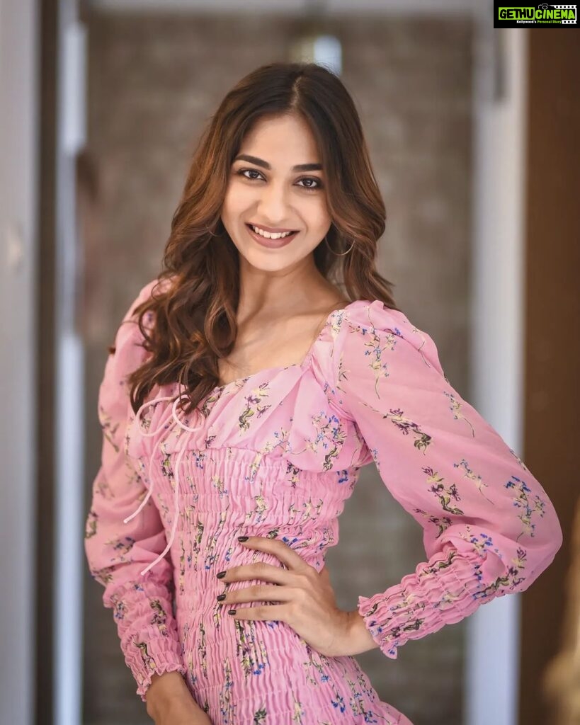Vidhi Pandya Instagram - Sizzling new beginnings brewing up! Stay tuned 😍 Looking forward for your immense love and support 😇 Makeup and hair by - @makeupbynidhikaushal Styled by - @stylebytaashvi Outfit by - @pankhclothing Photography by - @ashish_sawant__ Page managed by - @teamgolecha #VidhiPandya #NewBeginings #vidhiixfairy #love #Udaan #Imli #EDKV #EDKV2 #EkDujeKeVaste #SumanTiwari #EkDujeKeVaste2