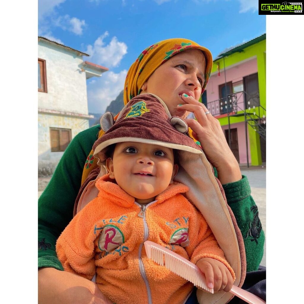 Vidhi Pandya Instagram - Let’s do what we love and do more of it.☀️🌻 A day at Sainji village. 🌼 Ps- the newly weds were way to busy in their world to be captured with me. 😁 @dhavalmavreck @purohitbhavini #beuniquelyyou #love Sainji - Corn Village of Uttarakahnd