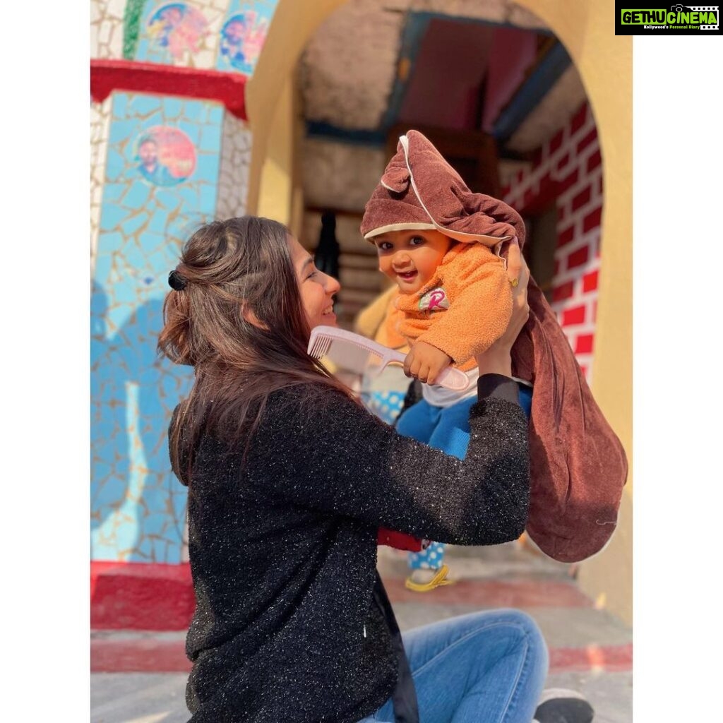 Vidhi Pandya Instagram - Let’s do what we love and do more of it.☀️🌻 A day at Sainji village. 🌼 Ps- the newly weds were way to busy in their world to be captured with me. 😁 @dhavalmavreck @purohitbhavini #beuniquelyyou #love Sainji - Corn Village of Uttarakahnd