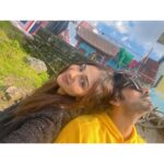 Vidhi Pandya Instagram - Let’s do what we love and do more of it.☀️🌻 A day at Sainji village. 🌼 Ps- the newly weds were way to busy in their world to be captured with me. 😁 @dhavalmavreck @purohitbhavini #beuniquelyyou #love Sainji - Corn Village of Uttarakahnd