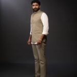 Vikram Prabhu Instagram - #PS1 Audio and Trailer Launch Outfit: The one and only @osmanabdulrazak !! 😎 Shoes: @southside.in 🔥 Styled by @ekalakhani Style team : @malinikarthikeyan @themisvanessa @nivedidha_koliyot @nupur_p @arzoonagraik #PS1 #PonniyinSelvan #VikramPrabhu #TeamE #OAR #Osman #Dapperda #Bespoke