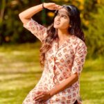 Aadhirai Soundarajan Instagram - "Oh, Sunlight🌤 Loving this peach cotton kurta from @tada_wearhouse Floral Print Button Down Straight Kurta. Has a collar and beautiful gathered sleeves. You can also style it as Shrug, goes well with denim jeans. It's a perfect casual wear! Check their page for more collections🧡 PC : @rudran_praveen #aadhiraisoundararajan #yamuna #floral #floraldress #kurti #floralprint #kurta #outfits #outfitoftheday #salwarsuit #dress Kodaikanal, tamil nadu