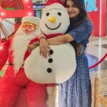 Aadhirai Soundarajan Instagram - It's Christmas🎅🏻☃️ #christmas #aadhiraisoundararajan #christmastime #celebration #merrychristmas #christmasdecor #chennai #mall #shoppingmall #december #kollywood #kollywoodcinema #tamilcinema #happiness #life #love #enjoy #smile #instagood #instafashion #instalike #instadaily #girl #santa #happychristmas