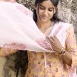 Aadhirai Soundarajan Instagram - #theyamunacloset 🧡🤍 Beautiful Cotton Kurti from : @tada_wearhouse VC : @kanaa.photography Footwear : @themadrastrunk #aadhiraisoundararajan #yamuna #yamunalook #kurti #kurta #kurtiset #cottonkurti #casualwear #officewear #collegewear #outfitoftheday #salwar #Mahanathi #mahanadhiserial #vijaytelevision #serial #tamilserial Chennai, India