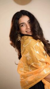 Aakanksha Singh Instagram - My festive season started with the new #DysonAirwrap!

Anyone who knows me, I like my original curls but in the humid mumbai weather it is so difficult to maintain them when it comes to special occasions, so styling becomes necessary and also to make sure that I don’t damage my original hair texture and hence the Dyson Multistyler is a saviour, it styles my hair without excessive heat damage and the new flyaway attachment helps me combat the mumbai weather 🤌🏻

#DysonIndia#DysonHair#Gifted @dyson_india @dysonhair @dyson 

🎥 @gohil_jeet