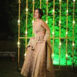 Aakanksha Singh Instagram - Bet I made you look 😉 👗@ease_kv 💎 @rajmankaofficial 💫 @pratikshachandak 📸 @rahulmansingh @jaipurweddingphotographers #aakankshasingh #loveforindianwear