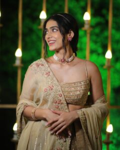 Aakanksha Singh Instagram - Bet I made you look 😉

👗@ease_kv
💎 @rajmankaofficial
💫 @pratikshachandak
📸 @rahulmansingh @jaipurweddingphotographers 

#aakankshasingh #loveforindianwear