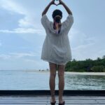 Aakanksha Singh Instagram - I think I have gone into,too much creativity 😬, changed the lyrics a bit so consider it as my version of #kaisipahelizindagani 😅.. hope you enjoy 😊 . . . . #aakankshasingh #singing #justlove #islandlife #maldives #musiclover #singalong #singingreels #singingvideo