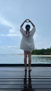 Aakanksha Singh Instagram - I think I have gone into,too much creativity 😬, changed the lyrics a bit so consider it as my version of #kaisipahelizindagani 😅.. hope you enjoy 😊 
.
.
.

.

#aakankshasingh #singing #justlove #islandlife #maldives #musiclover #singalong #singingreels #singingvideo