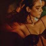Aakanksha Singh Instagram - ♠️♠️ 📸 @shreyansdungarwal 💄💆🏻‍♀️ @amby_upadhyay1510 🪄 styled @aimy_19 👗 @idgafthebrand #aakankshasingh #photoshoot #blacklove #fashion