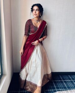 Aakanksha Singh Instagram - Dressed up for something new ♥️ #newbeginnings ♥️
@aayeshaa.mariam @sapnaaum.makeover.artistry