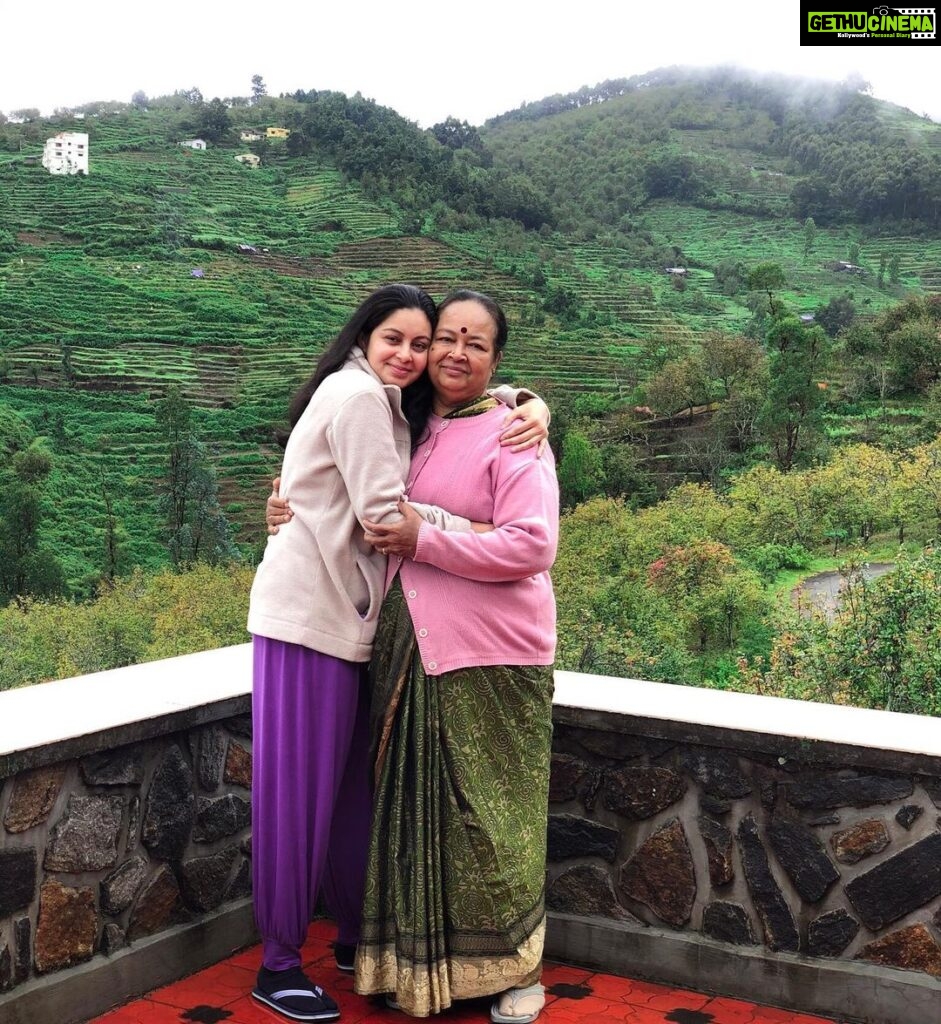 Abhinaya Instagram - When it is really COLD outside, the best source to keep myself warm is by hugging my MOTHER... Especially when she is fat😬😬🤪🤪it feels good. The entire world don’t forget how special MOM’s hug is. Kodaikanal, tamil nadu