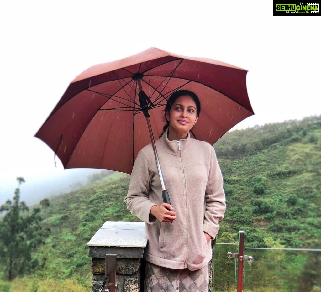 Abhinaya Instagram - Hey rain where are you? Confused is it raining or is it mist!!! 🤣🤣 anyways umbrella is required. 😀😀😀 Kodaikanal, tamil nadu