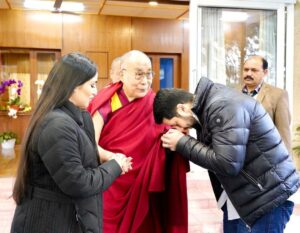 Aftab Shivdasani Instagram - “The more you are motivated by love, the more fearless and free your actions will be.”
- His Holiness Dalai Lama XIV. 🤍💐
#istandwithdalailama 
#grateful 

To my Tibetan brothers & sisters, and all His Holiness’ followers, don’t worry about the negativity. With love & compassion, you will prevail. Long live His Holiness. Love, light & peace. ❤️✨☮️
