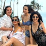 Aishwarya Sakhuja Instagram - Girls can't pose for a long time 😂 (swipe right to see the proof) PS- Guess what made us laugh so hard there . . #friends #girlgang #throwback #throwbackthursday #trip #goa #goadiaries #aishwaryasakhuja