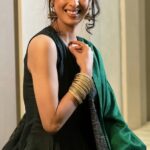 Aishwarya Sakhuja Instagram - I heard someone say ELEGANCE ✨ . . 📍: @byou.in . . #indianoutfit #elegance #grace #smile #peace #trending #fyp #fashiongram #reels #reelsinstagram #reelkarofeelkaro #reelitfeelit #aishwaryasakhuja