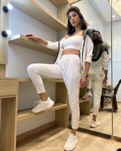 Aishwarya Sakhuja Instagram - You caught me staring at you? But I caught you staring back 😉
.
.
👕: @chkokko 
📍: @byou.in 
.
.
#wednesday #weekdayvibes #photooftheday #instagood #instamood #instadaily #aishwaryasakhuja