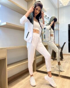 Aishwarya Sakhuja Instagram - You caught me staring at you? But I caught you staring back 😉
.
.
👕: @chkokko 
📍: @byou.in 
.
.
#wednesday #weekdayvibes #photooftheday #instagood #instamood #instadaily #aishwaryasakhuja