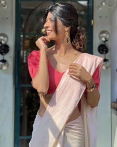 Aishwarya Sakhuja Instagram - May your Holi be filled with sweet moments and memories to cherish for lifetime ❤️
✨ Happy Holi ✨
.
.
🥻: @labelshivaninirupam
📍: @official360degrees
.
.
#MyHoli2023 #Holi2023 #HappyHoli #festival #festivevibes #festivewear #indianoutfit #ootd #instagood #instamood #instadaily #aishwaryasakhuja