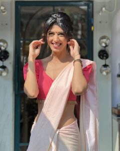 Aishwarya Sakhuja Instagram - May your Holi be filled with sweet moments and memories to cherish for lifetime ❤️
✨ Happy Holi ✨
.
.
🥻: @labelshivaninirupam
📍: @official360degrees
.
.
#MyHoli2023 #Holi2023 #HappyHoli #festival #festivevibes #festivewear #indianoutfit #ootd #instagood #instamood #instadaily #aishwaryasakhuja