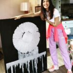 Aishwarya Sakhuja Instagram - Nope i am not an art enthusiast. I cant discuss the strokes and the vividness of colours. But i do understand the energy and if something speaks to me. THIS DID. My very first art acquisition. Thankyou @mamsharma.9_artist OPALINE: i never had any intentions of taking a break #abstractart #abstractpainting #artacquisition #firstpainting #AishwaryaSakhuja #homeedit