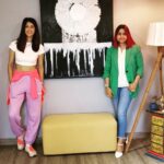 Aishwarya Sakhuja Instagram - Nope i am not an art enthusiast. I cant discuss the strokes and the vividness of colours. But i do understand the energy and if something speaks to me. THIS DID. My very first art acquisition. Thankyou @mamsharma.9_artist OPALINE: i never had any intentions of taking a break #abstractart #abstractpainting #artacquisition #firstpainting #AishwaryaSakhuja #homeedit