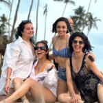 Aishwarya Sakhuja Instagram - Girls can't pose for a long time 😂 (swipe right to see the proof) PS- Guess what made us laugh so hard there . . #friends #girlgang #throwback #throwbackthursday #trip #goa #goadiaries #aishwaryasakhuja
