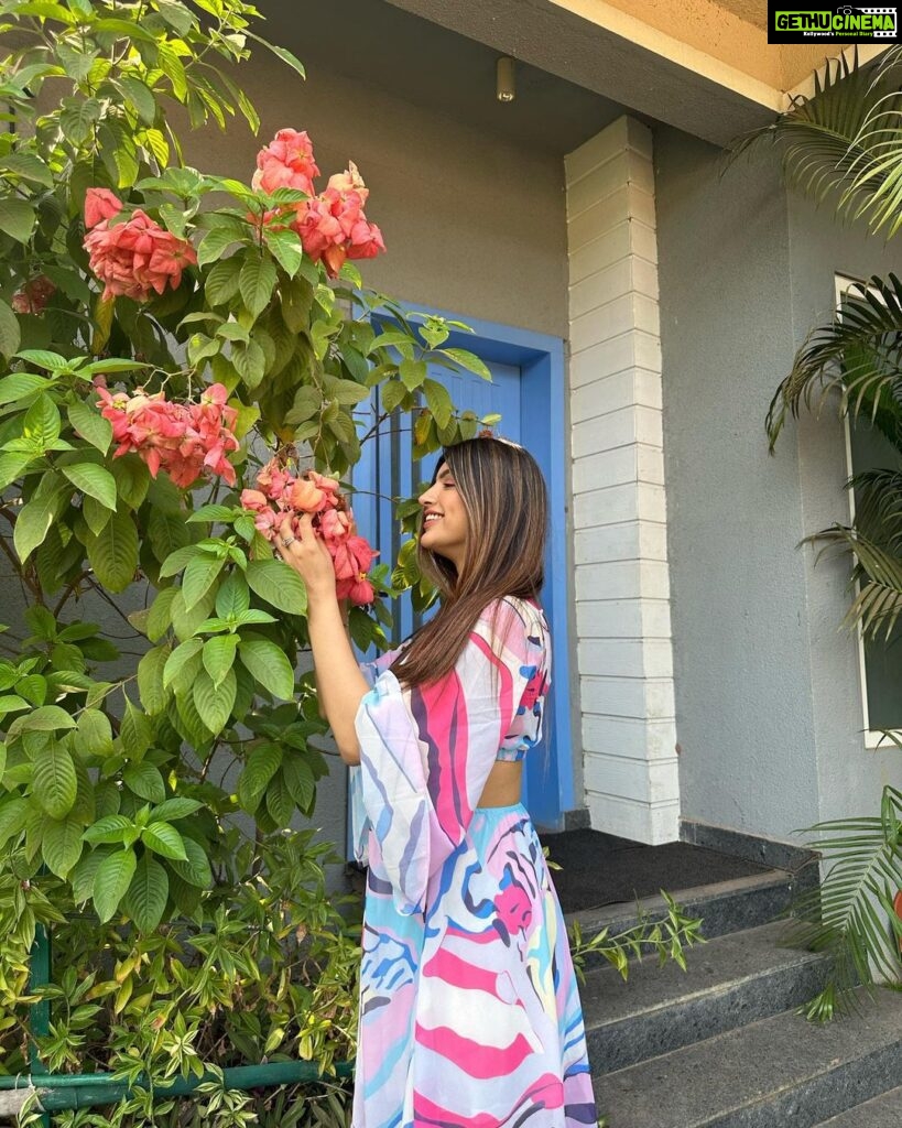 Akanksha Puri Instagram - Blossom like a flower 🌸 . . #happymonday #goodvibes #instagood #instagram #picoftheday #travel #travelphotography #life #lifestyle #fitness #beingme #akankshapuri #❤️