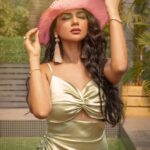 Akansha Chamola Instagram - #sunkissed looking goooooood ☀️ 📸 @artographybysagar HMUA @nikksmakeupartist @nikksmua . . . . . . . . . . . . . . . . . . . . . . . . . . . #instagood #instafashion #lookbook #photoshootideas #instamakeup #instalove #instahair #fashiondiaries #summervibes #photoshoot #curvyfashion #curvyconfidence #prettygirls #hat #instacute #instastyle