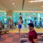 Akansha Chamola Instagram - For all the dedicated gym lovers..😬.. focus is the key.. 😂🤪 . . Btw @marinakuwar thanks for helping out akanksha n me in making this funny reel…👍😃. . #gauravkhanna #akankshakhanna #instareels #reelkarofeelkaro #funnyreels #gymreels #workout #gymgoers #fastlearner #dedication #funny